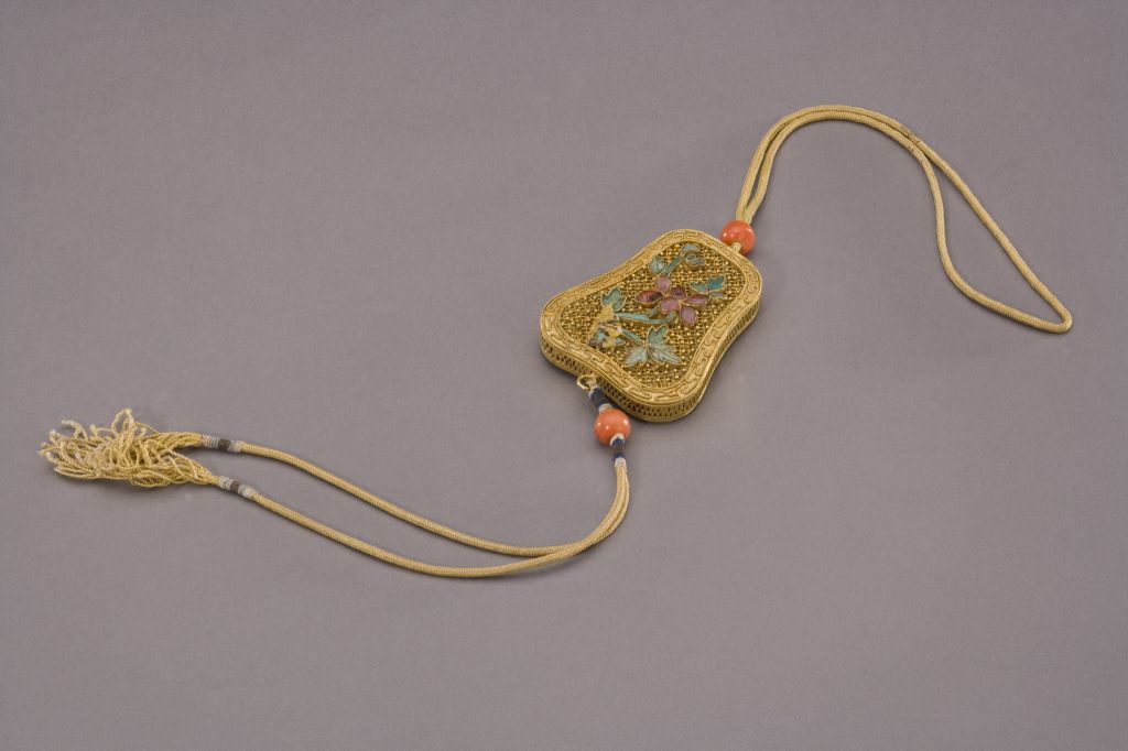 图片[1]-Gold cut-out sachet inlaid with jade-China Archive